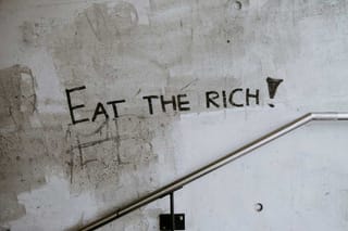 Eat the Rich, Graffiti in a stairwell - Claudio Schwarz - Unsplash